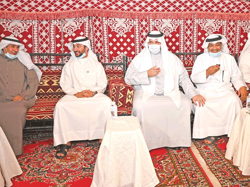 الشيخ مبارك العبدالله المبارك يتوسط نائب المدير العام للهيئة العامة لشؤون الرياضة صقر الملا ورئيس نادي النصر خالد الشريدة خلال حفل الافتتاح