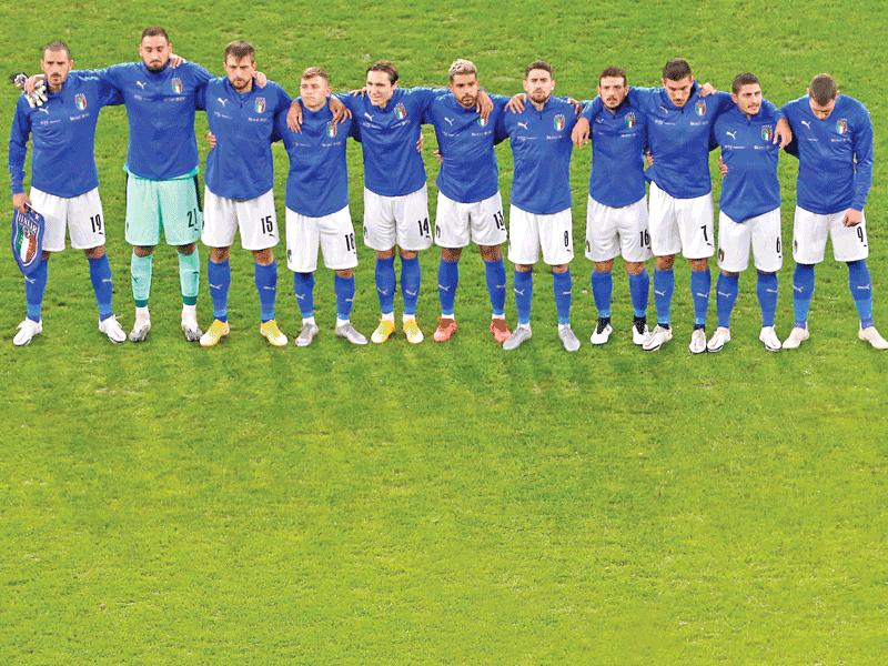 لاعبو المنتخب الإيطالي قبل بداية المباراة السابقة