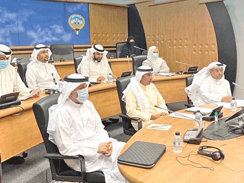 كبار المسؤولين الكويتيين خلال الاجتماع 