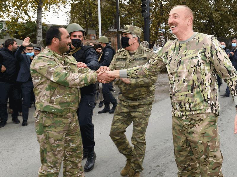 علييف مصافحاً جندياً خلال زيارته منطقة فضولي أمس الأول (أ ف ب)