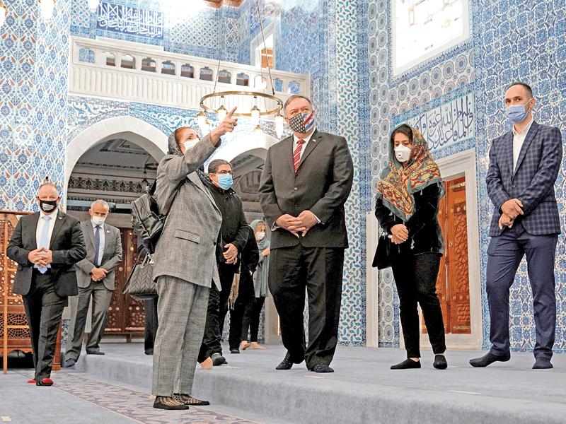 وزير الخارجية الأميركي مايك بومبيو خلال زيارته مسجد رستم باشا أمس (رويترز)