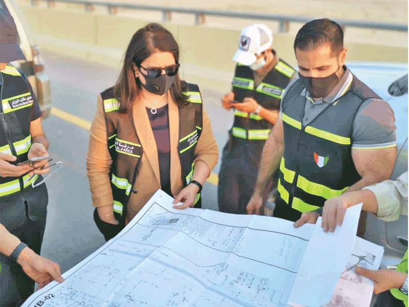 الوزيرة رنا الفارس ومدير مشروع الدائري 6.5، المهندس اسماعيل بهبهاني خلال متابعة الأعمال 