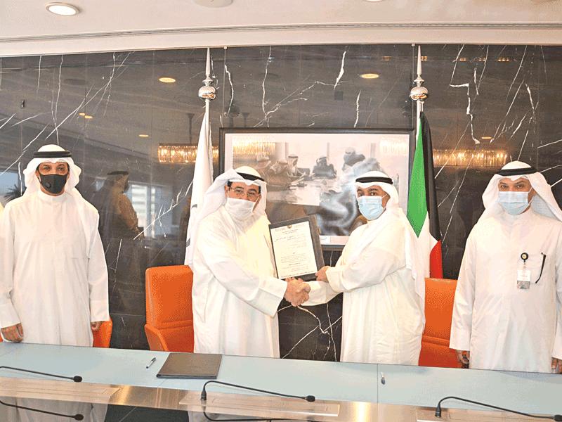  نائب رئيس مجلس الإدارة المدير العام لبنك الائتمان صلاح المضف ووكيل وزارة الدفاع بالندب الشيخ د. فهد جابر العلي يتبادلان وثيقة الاتفاق