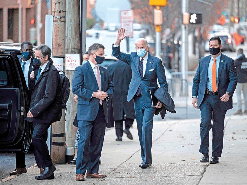 جو يايدن يخرج من مقره في ديلاوير أمس الأول     (أ ف ب)