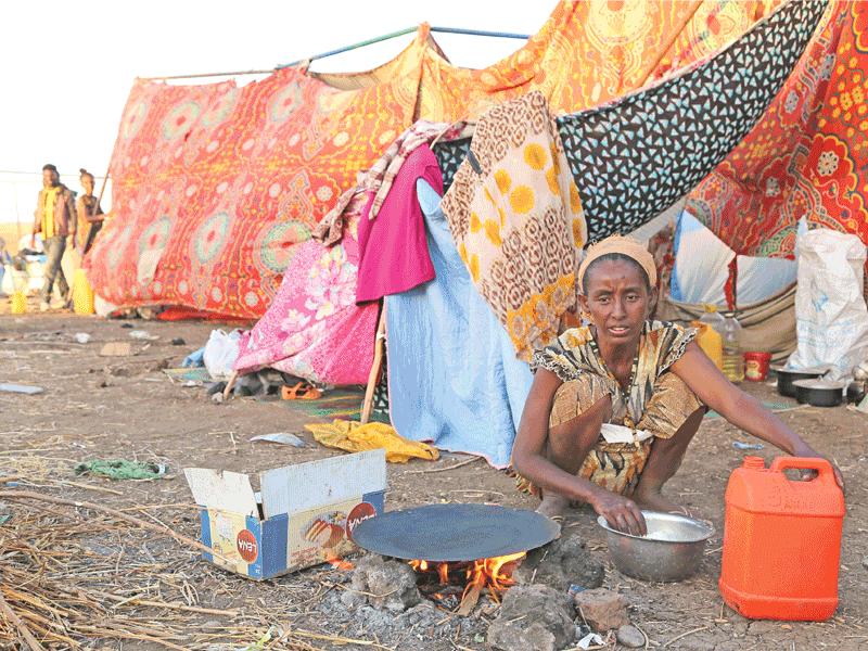 إثيوبية داخل مخيم للفارين من القتال في تيغراي بكسلا شرق السودان أمس (رويترز) 