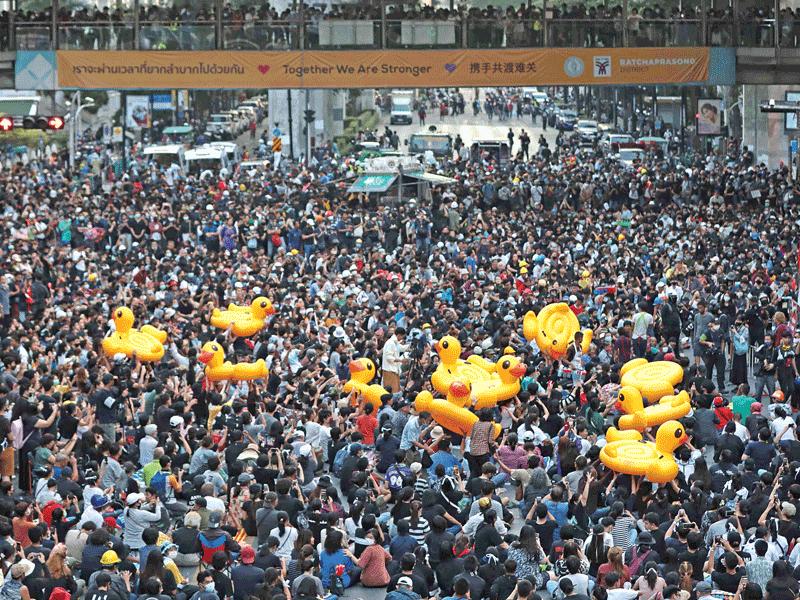 تظاهرات وتصويت على تعديلات دستورية