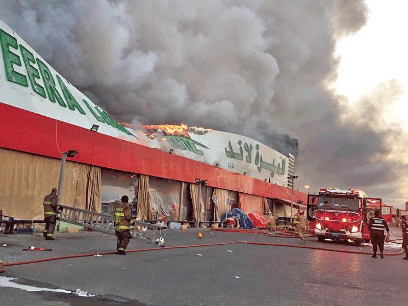 رجال الإطفاء يكافحون الحريق