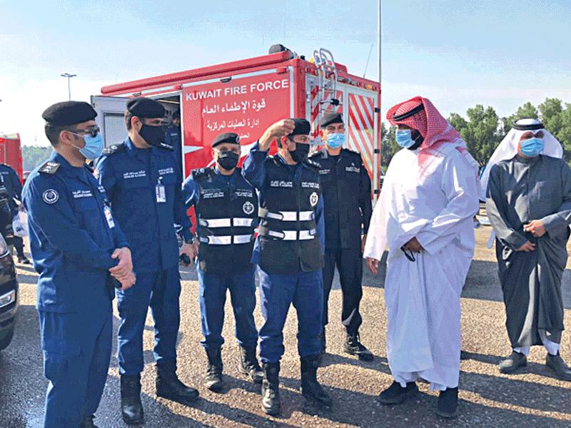  محافظ العاصمة الشيخ طلال الخالد  يتابع الموقف مع قيادات الإطفاء 