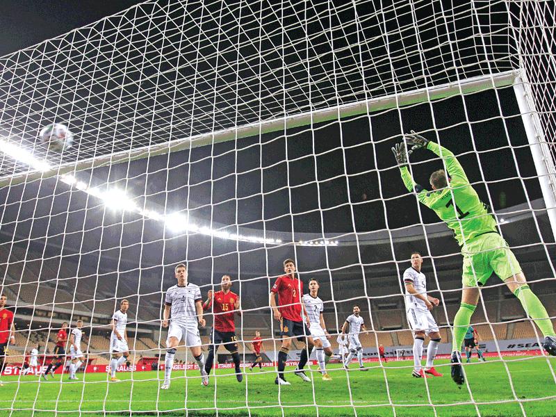 موراتا نجم منتخب إسبانيا يسجل الهدف الأول في مرمى ألمانيا