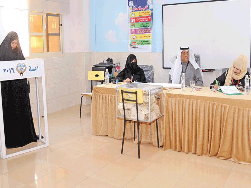 ناخبة تدلي بصوتها بالدائرة الثانية في انتخابات 2016