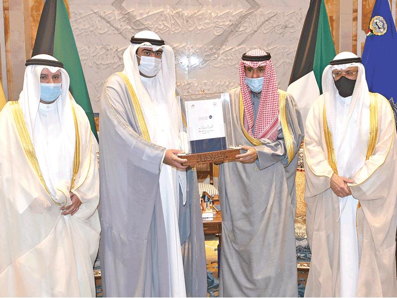 الأمير مستقبلاً وزير التجارة وأعضاء مجلس مفوضي هيئة أسواق المال أمس