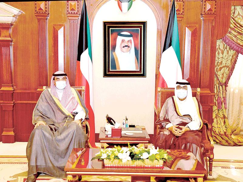  سمو ولي العهد الشيخ مشعل الأحمد مستقبلاً رئيس الوزراء أمس