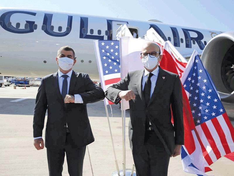 وزيرا الخارجية البحريني والإسرائيلي في مطار بن غوريون قرب تل أبيب أمس