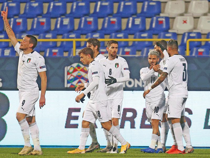 فرحة لاعبي المنتخب الإيطالي بعد إحراز الهدف الأول