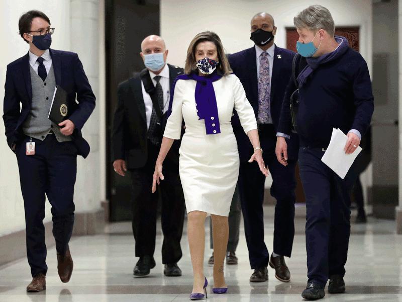 بيلوسي وفريقها في طريقهم لعقد مؤتمر صحافي بمبنى «الكابيتول» أمس الأول (أ ف ب)