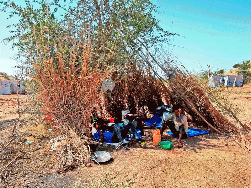 إثيوبيون فروا من القتال في تيغراي داخل مخيم الركوب للإيواء في السودان أمس الأول (أ ف ب)