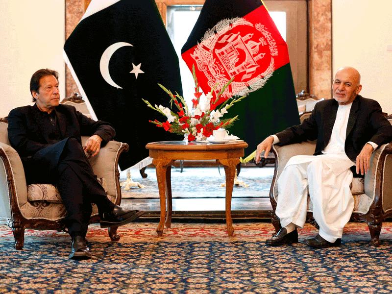 رئيس الوزراء الباكستاني عمران خان مع الرئيس الأفغاني أشرف غني في كابول