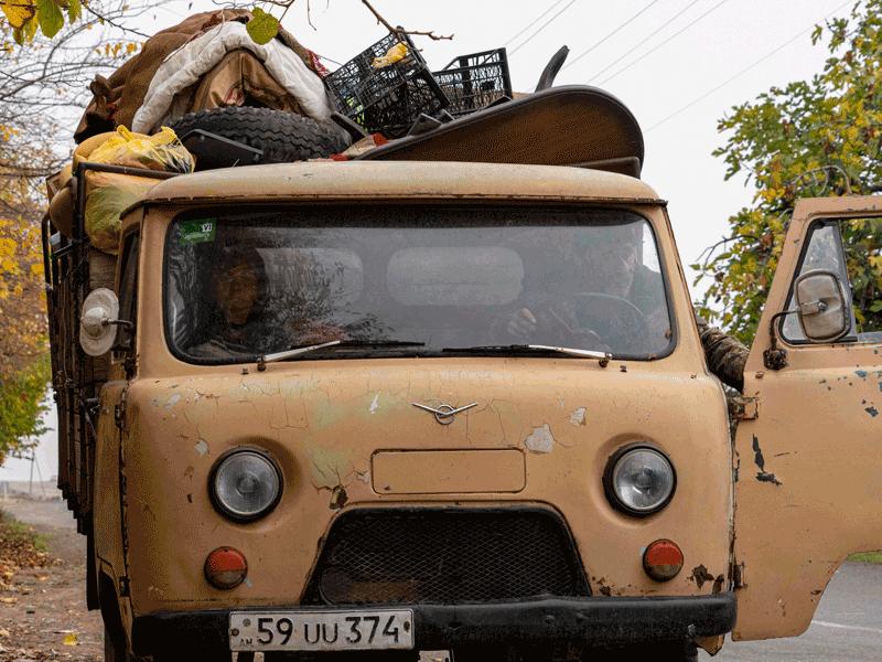 القوات الروسية ترافق قافلة أذربيجانية 