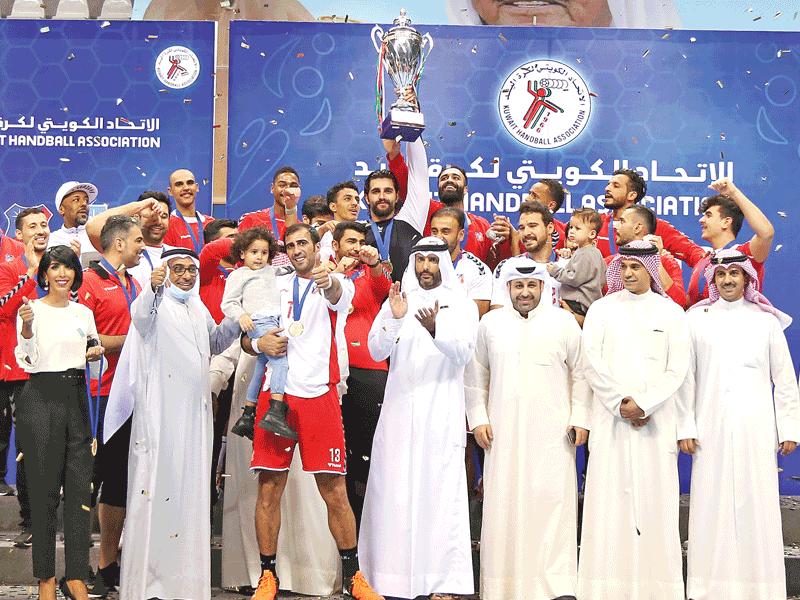 لاعبو الأبيض يحملون كأس البطولة (تصوير جورج رجي)