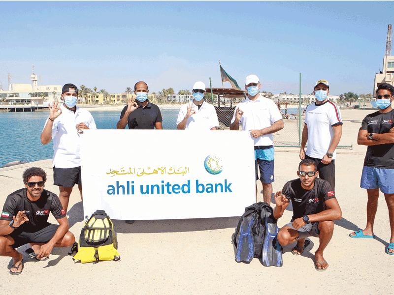 متطوعون من موظفي البنك محبي الغوص في مبادرة تنظيف الشواطئ
