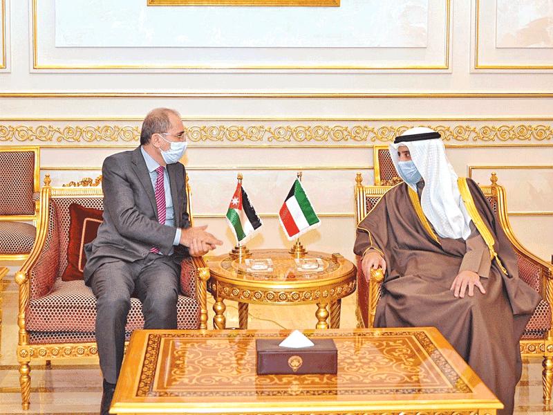 وزير الخارجية وزير الإعلام بالوكالة، الشيخ الدكتور أحمد الناصر مستقبلاً أمس نائب رئيس الوزراء وزير خارجية الأردن أيمن الصفدي