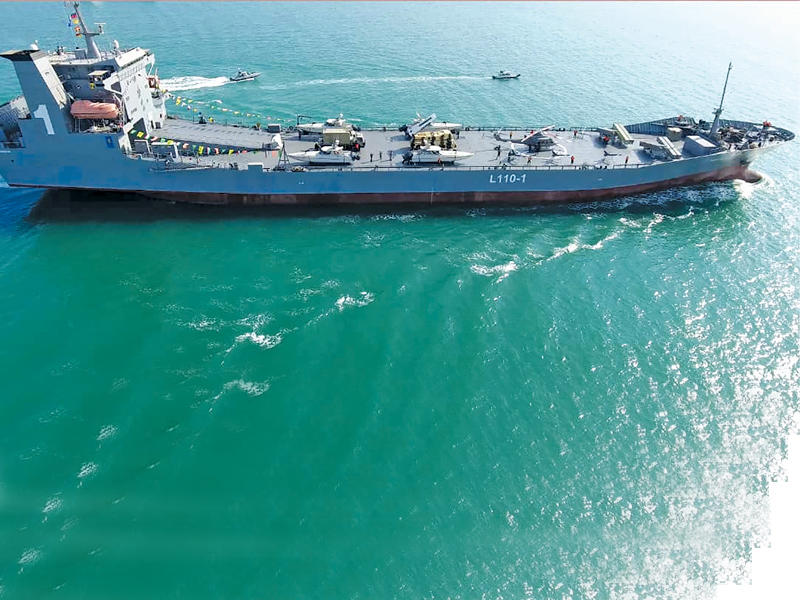 سفينة إيرانية جديدة تم تدشينها امس في الخليج (أ ف ب)