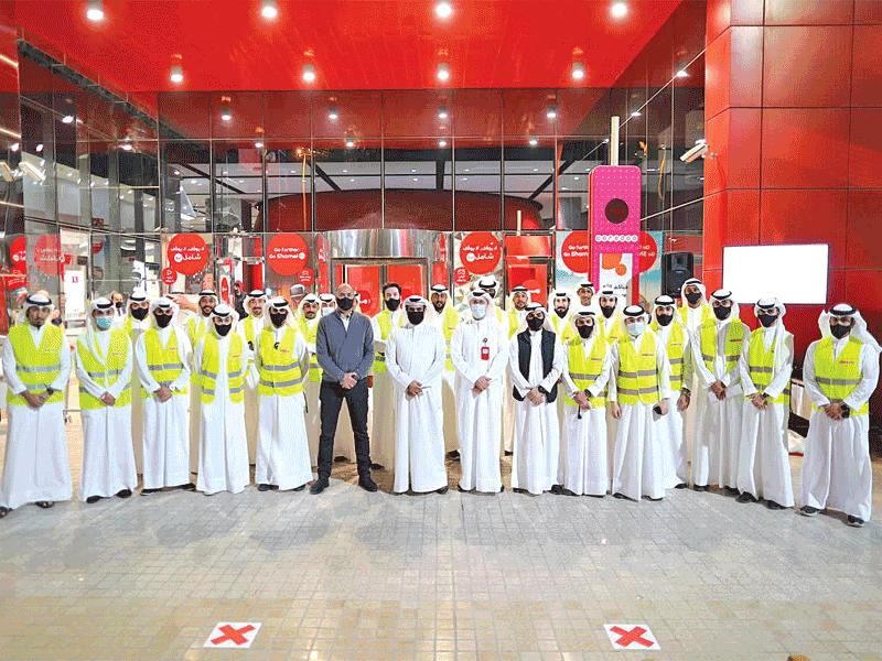 عبدالعزيز البابطين متوسطاً مجبل الأيوب وفادي قعوار في صورة جماعية مع فريق أكاديمي