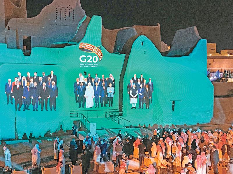 صورة مركبة لقادة قمة العشرين معروضة على جدران قصر الدرعية في الطريف           (رويترز)