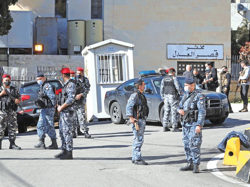 عناصر من قوى الأمن الداخلي أمام سجن بعبدا أمس  (رويترز)
