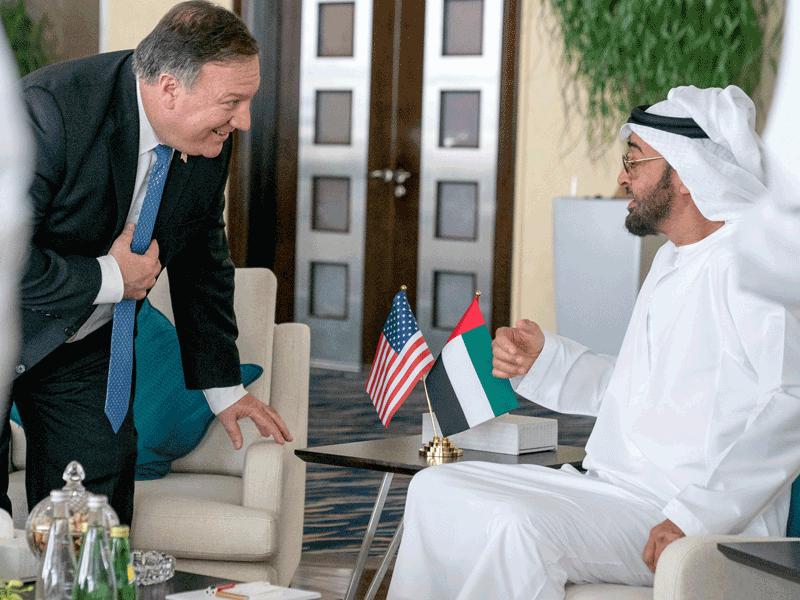 وزير الخارجية الأميركي مايك بومبيو مع ولي عهد أبوظبي الشيخ محمد بن زايد آل نهيان