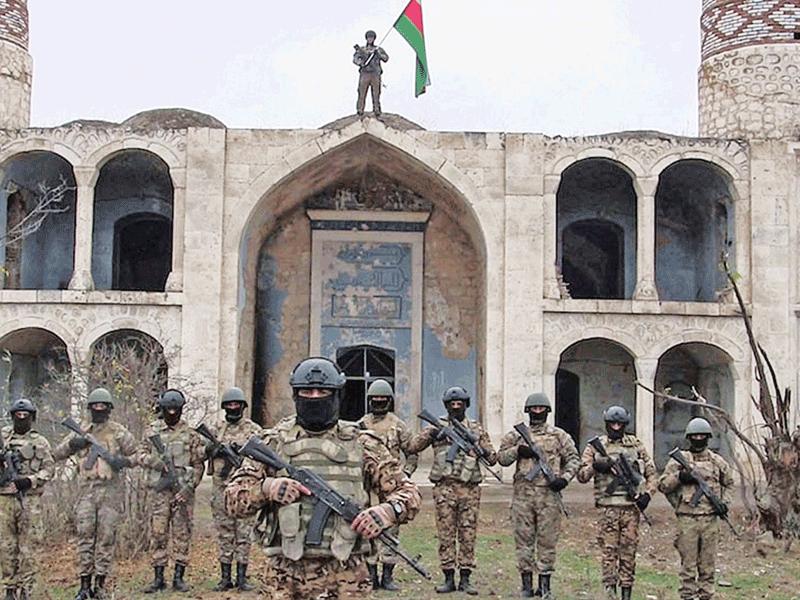 صورة وزّعتها وزارة الدفاع الأذربيجانية لقوات عسكرية بعد دخولها منطقة أغدام في كاراباخ أمس الأول (ا ف ب)