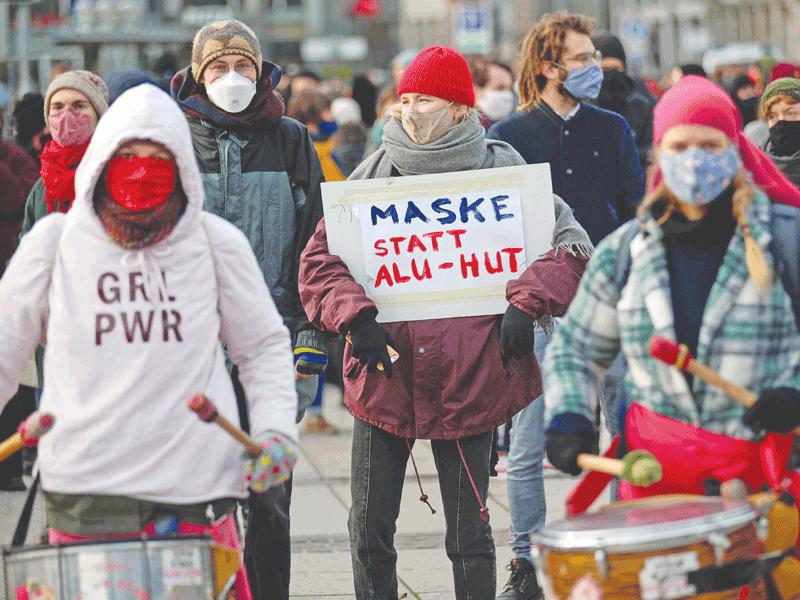 جانب من تظاهرة ضد الكمامات في ليبزيغ أمس (رويترز)