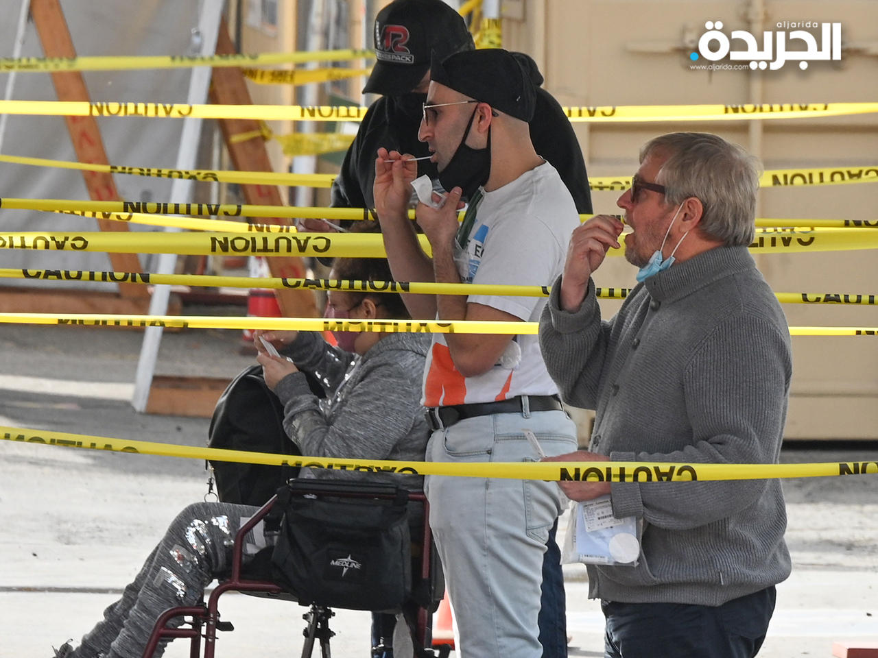 عدد من الأشخاص يجرون اختبار فيروس كورونا ذاتيًا في موقع اختبار في حديقة في لوس أنجلوس