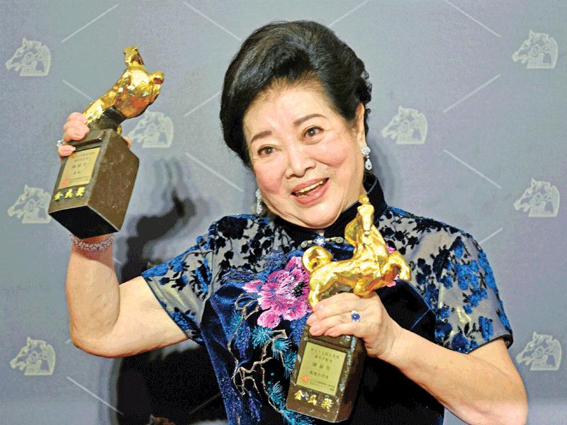 تشين شو فانغ تحصد جائزتين