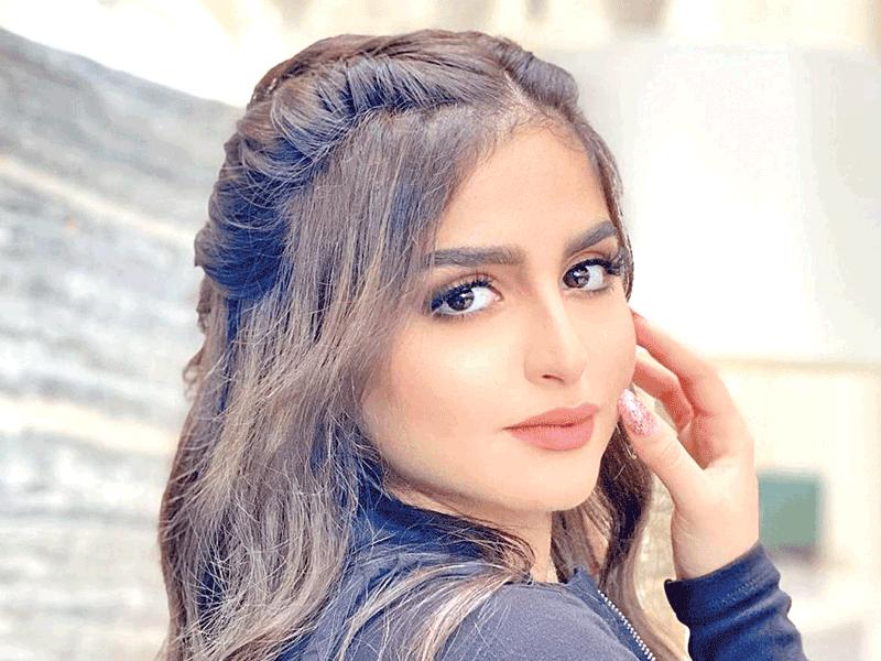 النجمة حلا الترك 