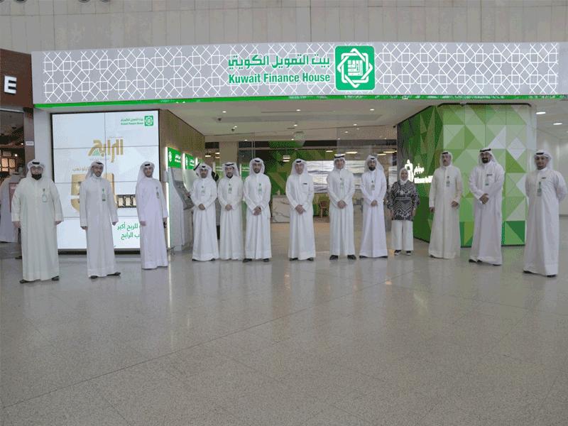 الإدارة التنفيذية مع موظفي فرع المطار