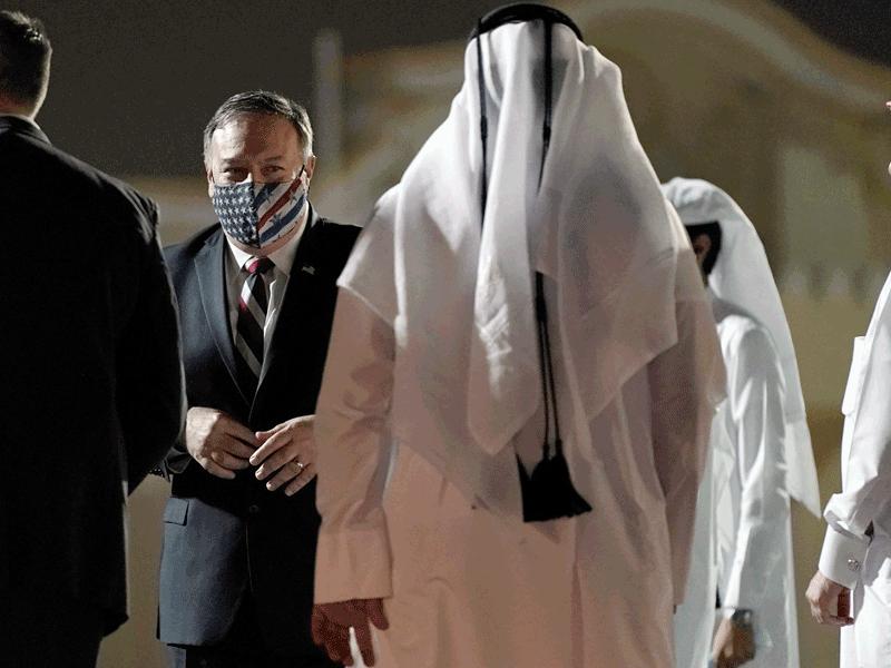 بومبيو قبل مغادرة مطار الدوحة مساء أمس الأول    (رويترز) 