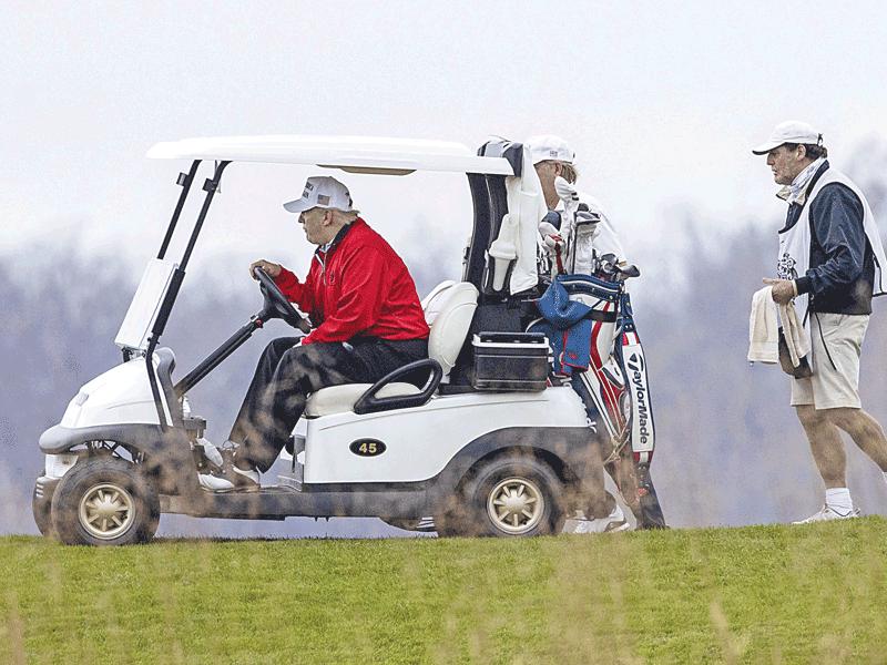الرئيس الجمهوري دونالد ترامب في نادي الغولف بفيرجينيا أمس الأول (أ ف ب)