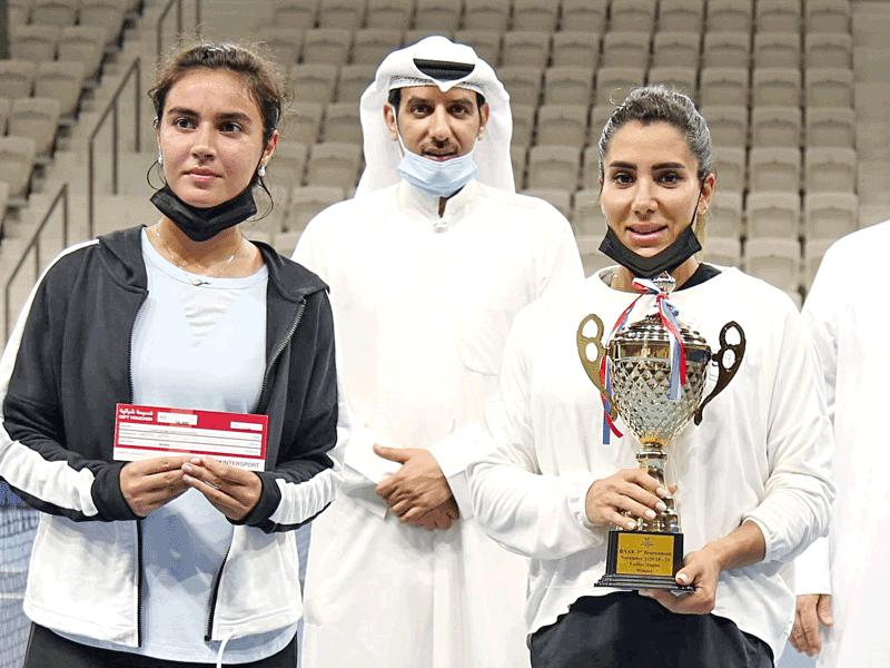 العتيبي يتوسط مريم سراج وسارة بهبهاني