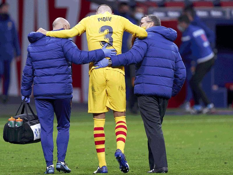 جيرارد بيكيه لحظة خروجة من الملعب بعد الإصابة