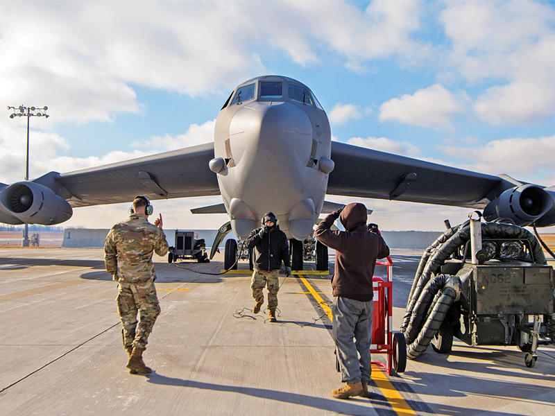 قاذفة B52 الاستراتيجية قبيل إقلاعها من شمال أميركا (صفحة القيادة المركزية الجوية)