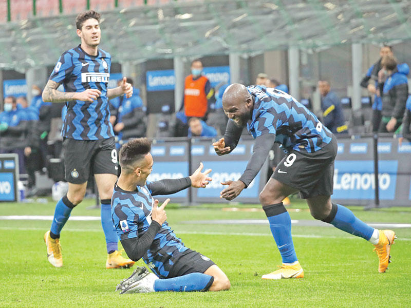 فرحة لاعبي الإنتر بعد إحراز الهدف الرابع