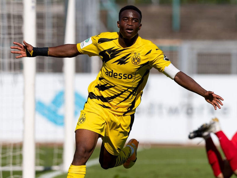 يوسوفا موكوكو المهاجم الصاعد لفريق بوروسيا دورتموند 