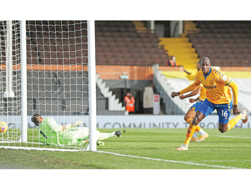 دوكوري نجم إيفرتون يحرز الهدف الثالث