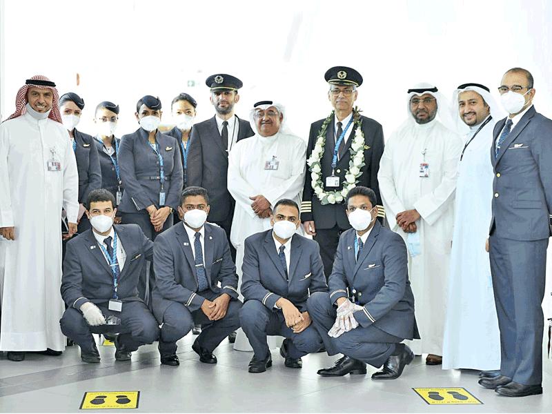 صورة جماعية للكابتن صفر مع طاقم رحلته الأخيرة ومسؤولي «الكويتية»