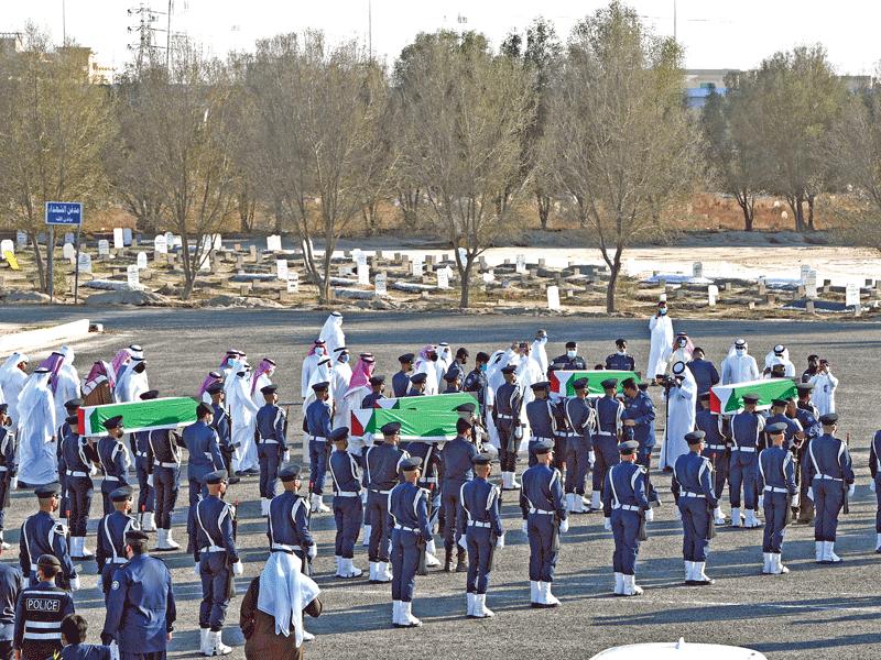 رفات الشهداء خلال الجنازة العسكرية (تصوير عبدالله الخلف)