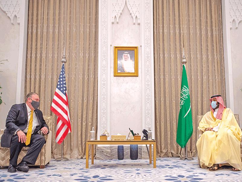 ولي العهد السعودي الأمير محمد بن سلمان مستقبلاً مايك بومبيو أمس الاول     (أ ف ب)