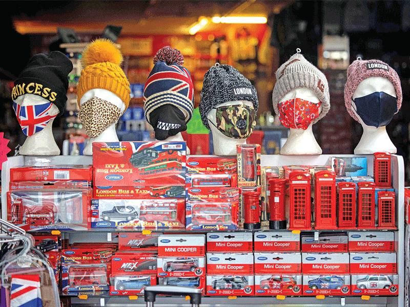 متجر يعرض كمامات للبيع في لندن أمس        (أ ف ب)