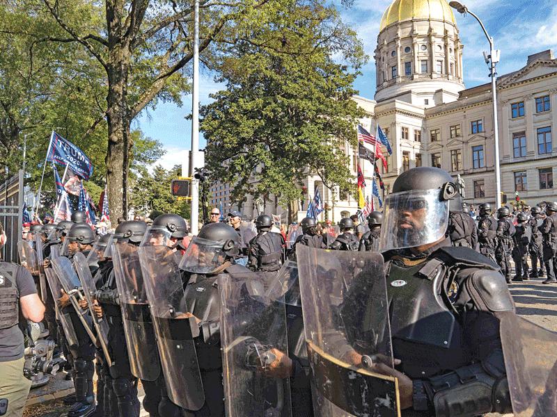 الشرطة تحرس عاصمة ولاية جورجيا خلال احتجاجات أنصار ترامب يوم الاثنين  (أ ف ب)