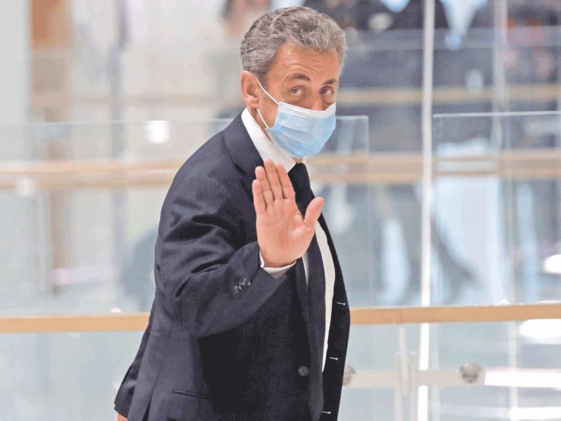 الرئيس الفرنسي الأسبق نيكولا ساركوزي يصل إلى قاعة محكمة باريس         (رويترز)